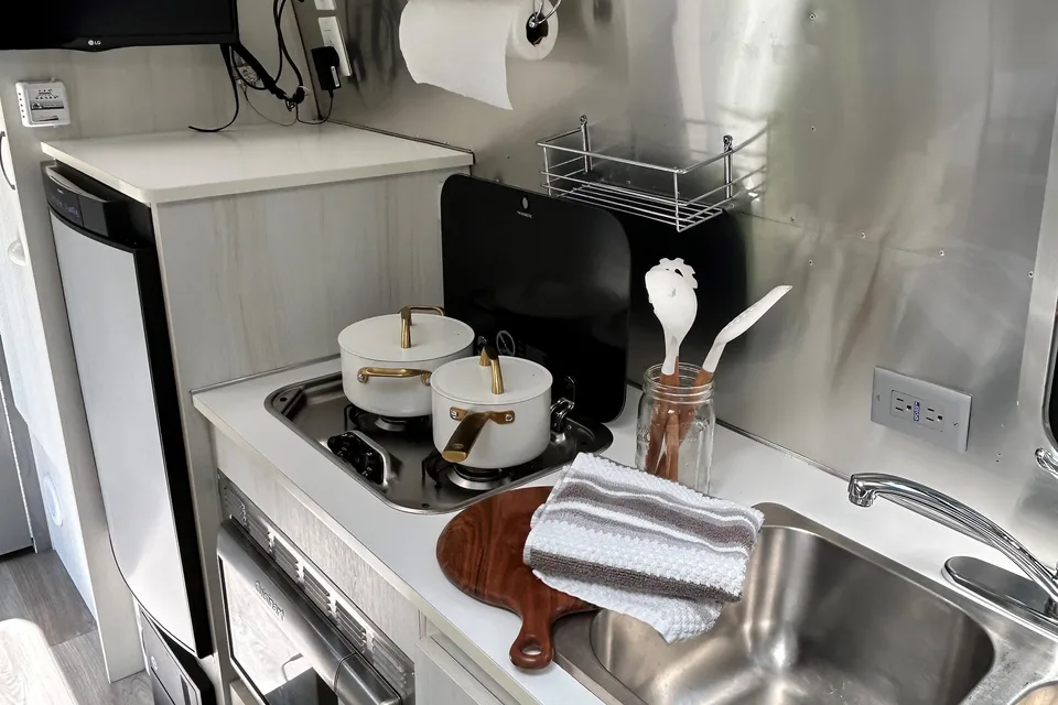 Magnolia 3 Airstream 22ft Bambi Sport **FULLY LOADED**