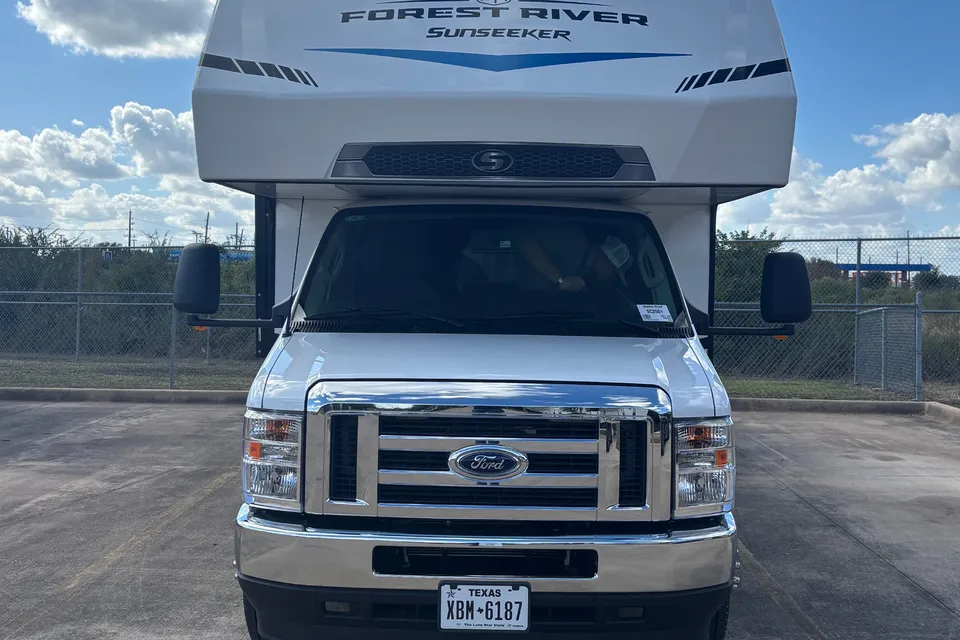 NEW 2025* CLASS C* 31 FT* UNLIMITED MILES/GENERATOR + ALL AMENITIES!