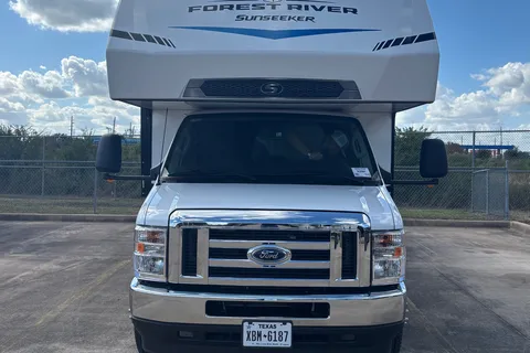 NEW 2025* CLASS C* 31 FT* UNLIMITED MILES/GENERATOR + ALL AMENITIES!