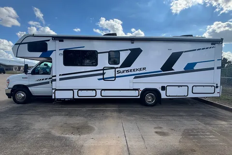 NEW 2025* CLASS C* 31 FT* UNLIMITED MILES/GENERATOR + ALL AMENITIES!