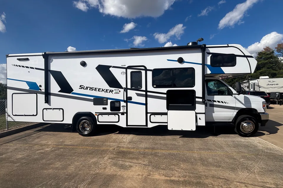 NEW 2025* CLASS C* 31 FT* UNLIMITED MILES/GENERATOR + ALL AMENITIES!