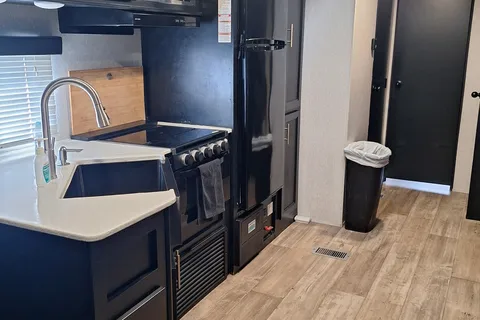 "Ellie Mae"  BUNK ROOM! Full outside Kitchen