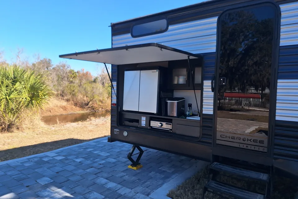 "Ellie Mae"  BUNK ROOM! Full outside Kitchen