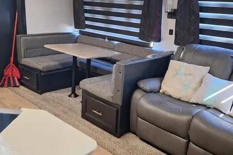 "Ellie Mae"  BUNK ROOM! Full outside Kitchen