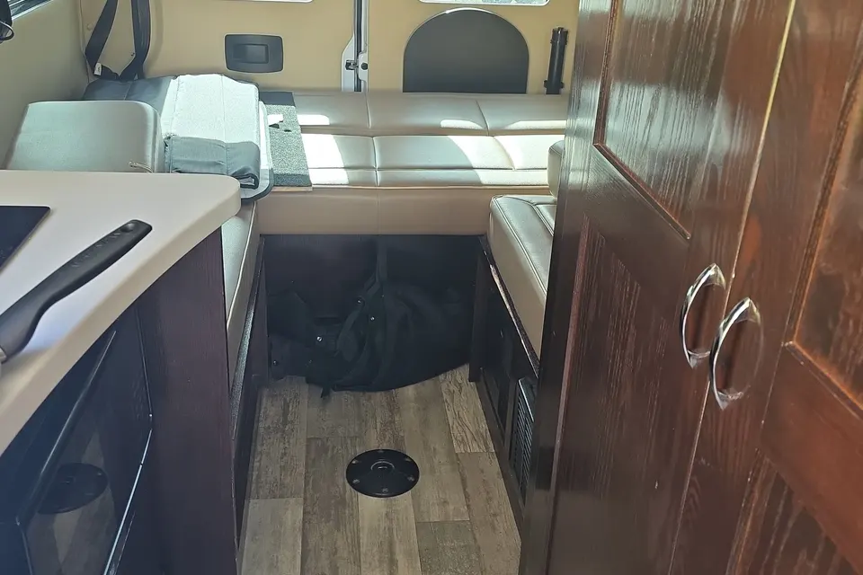Luxury Class B National Regency Traveller TVL