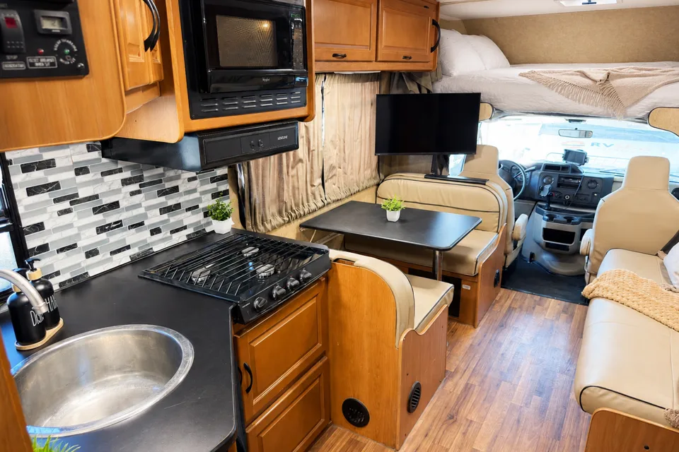 (#1) Las Vegas RV Rental – Class C Motorhome Sleeps 8, Burning Man