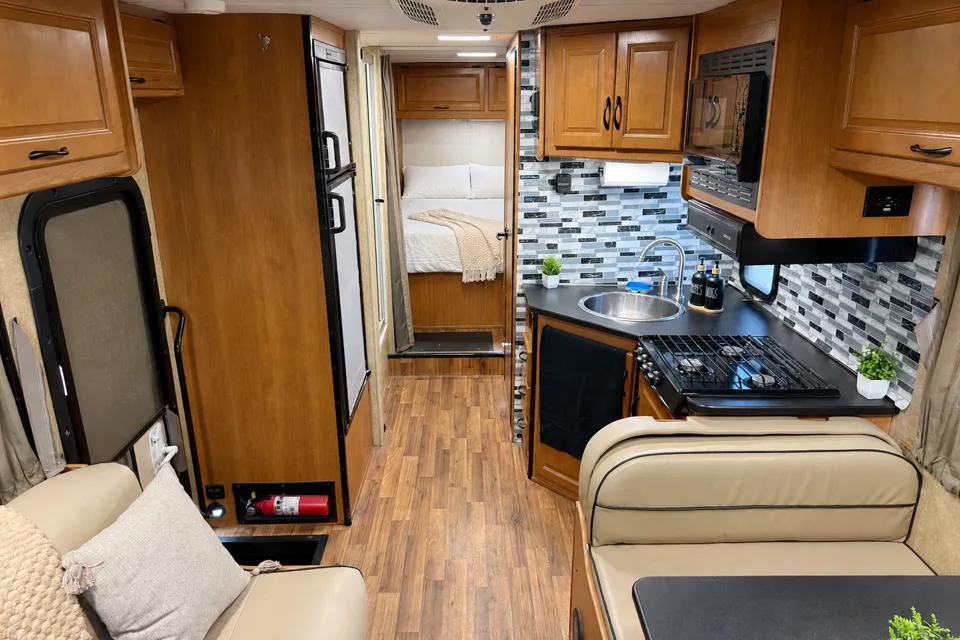 (#1) Las Vegas RV Rental – Class C Motorhome Sleeps 8, Burning Man
