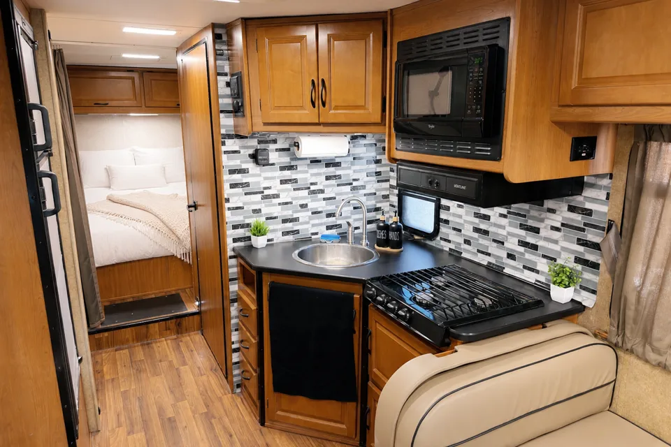 (#1) Las Vegas RV Rental – Class C Motorhome Sleeps 8, Burning Man