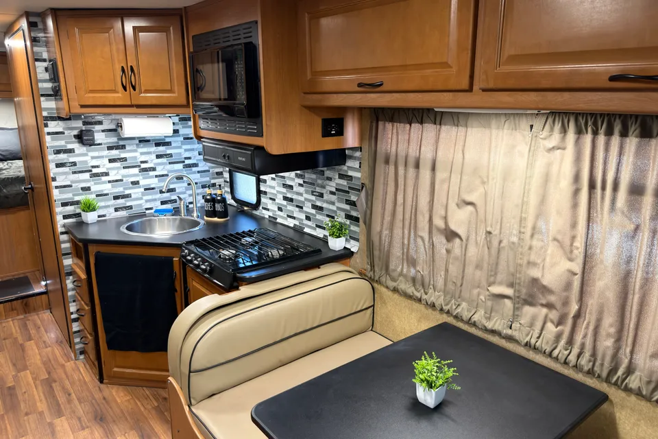 (#1) Las Vegas RV Rental – Class C Motorhome Sleeps 8, Burning Man