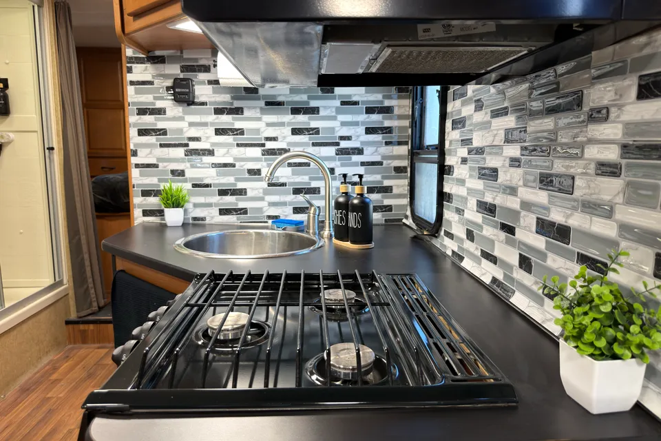 (#1) Las Vegas RV Rental – Class C Motorhome Sleeps 8, Burning Man