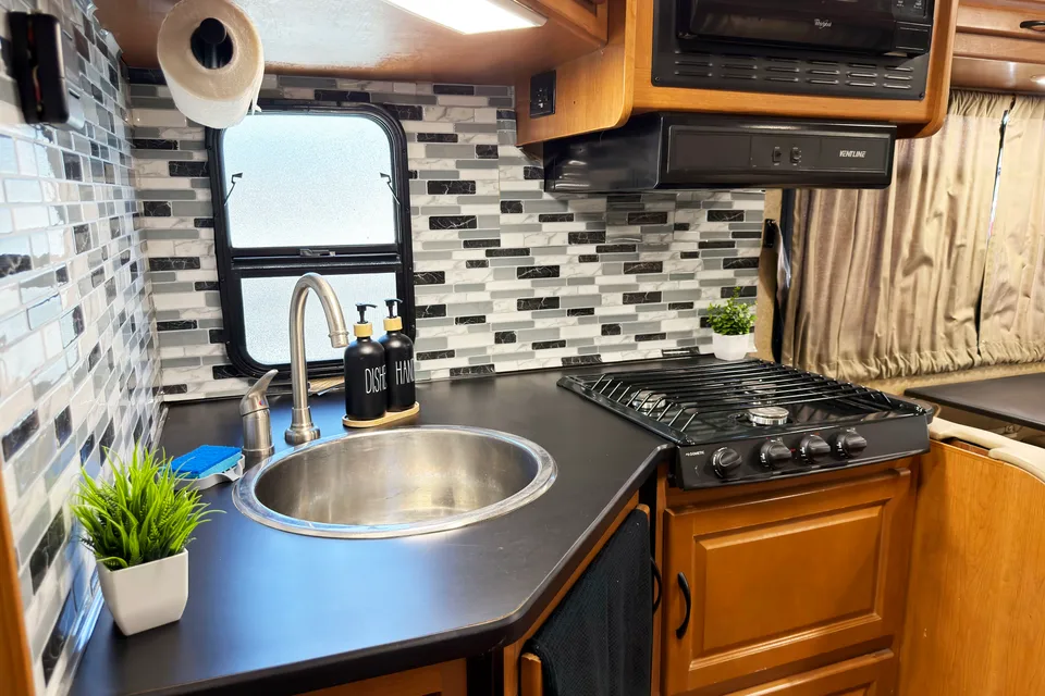 (#1) Las Vegas RV Rental – Class C Motorhome Sleeps 8, Burning Man