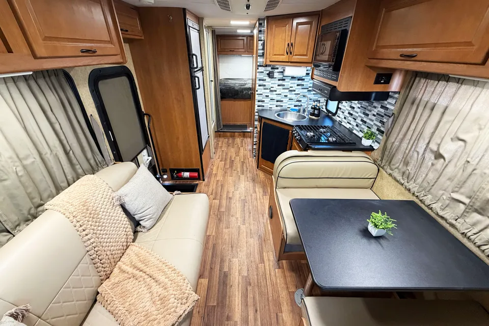 (#1) Las Vegas RV Rental – Class C Motorhome Sleeps 8, Burning Man
