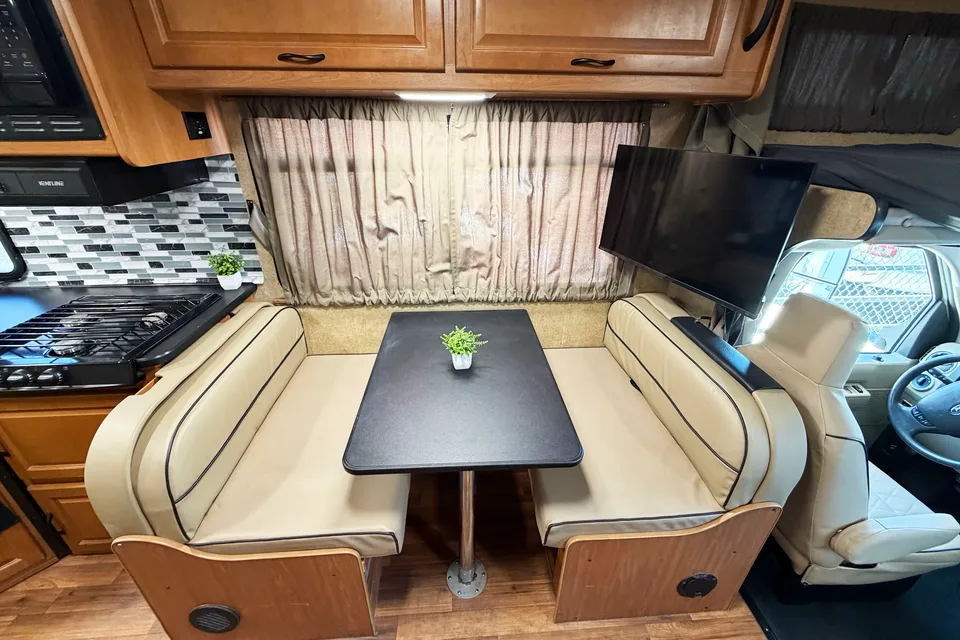 (#1) Las Vegas RV Rental – Class C Motorhome Sleeps 8, Burning Man