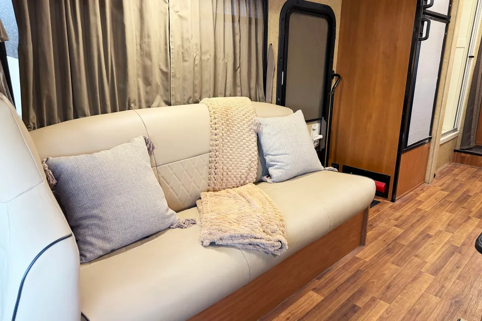 (#1) Las Vegas RV Rental – Class C Motorhome Sleeps 8, Burning Man