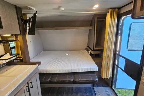 22ft Light Weight Travel Trailer