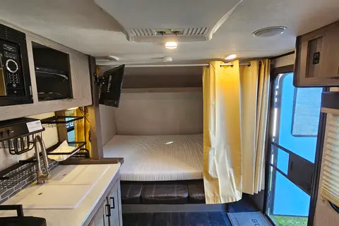 22ft Light Weight Travel Trailer
