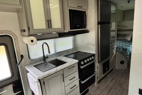 Viola's Thor Motor Coach Four Winds 25V Class C