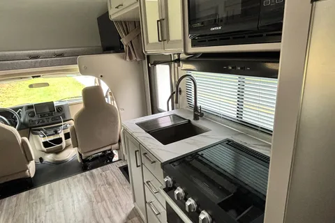 Viola's Thor Motor Coach Four Winds 25V Class C