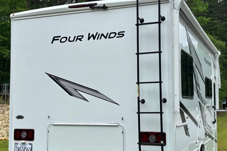 Viola's Thor Motor Coach Four Winds 25V Class C