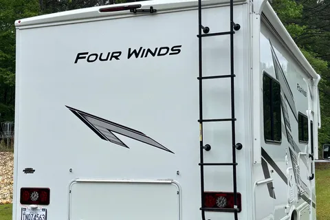 Viola's Thor Motor Coach Four Winds 25V Class C