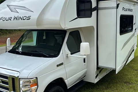 Viola's Thor Motor Coach Four Winds 25V Class C
