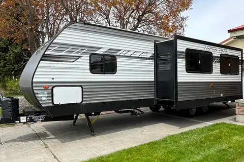 Family Friendly with a Master Bathroom 34'Trailer