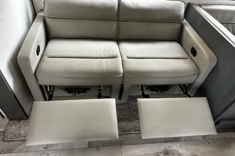 Family Friendly with a Master Bathroom 34'Trailer