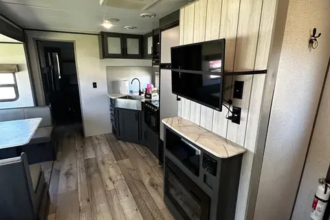 Family Friendly with a Master Bathroom 34'Trailer