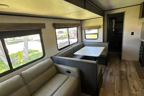 Family Friendly with a Master Bathroom 34'Trailer