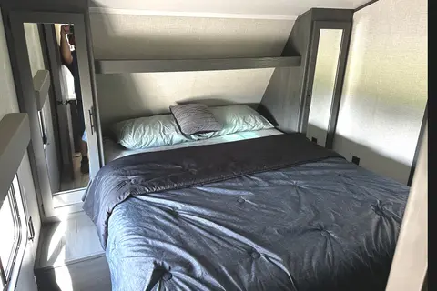 Family Friendly with a Master Bathroom 34'Trailer