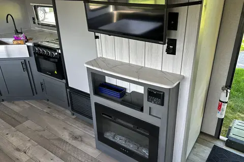 Family Friendly with a Master Bathroom 34'Trailer