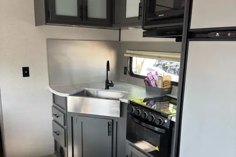 Family Friendly with a Master Bathroom 34'Trailer