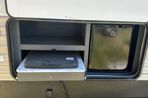 Family Friendly with a Master Bathroom 34'Trailer