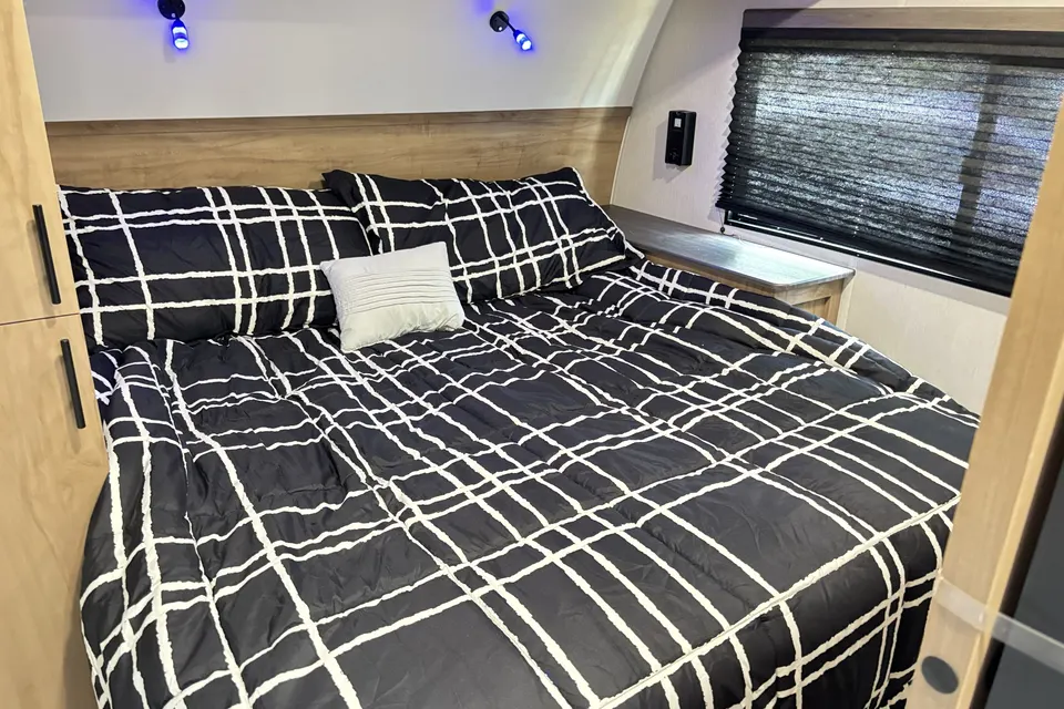 Millan - Sleeps 6 - King Bedroom - Delivery Available (LWFL2285)