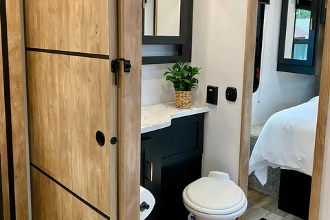 LUXURY 2 BEDROOM*LARGE BATH* 