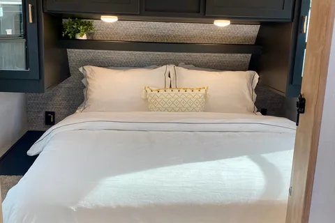 LUXURY 2 BEDROOM*LARGE BATH* 