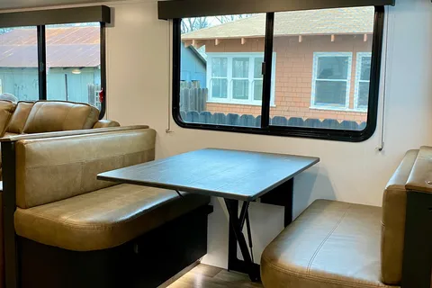 LUXURY 2 BEDROOM*LARGE BATH* 