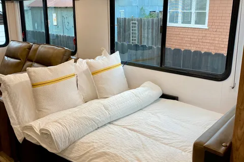 LUXURY 2 BEDROOM*LARGE BATH* 