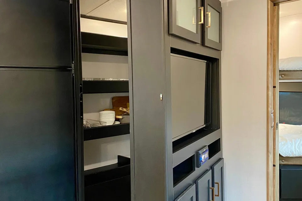 LUXURY 2 BEDROOM*LARGE BATH* 