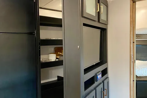 LUXURY 2 BEDROOM*LARGE BATH* 