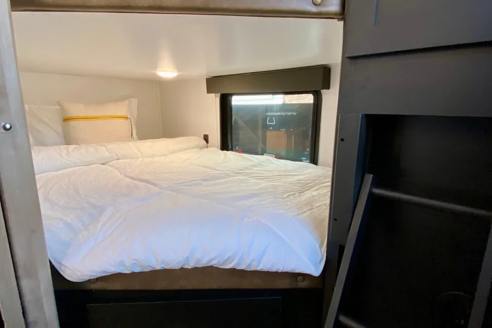LUXURY 2 BEDROOM*LARGE BATH* 