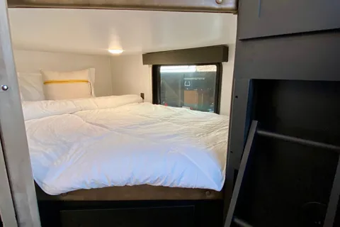 LUXURY 2 BEDROOM*LARGE BATH* 