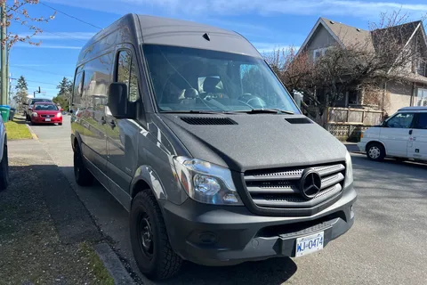 Vanessa's Mercedes-Benz Sprinter Campervan