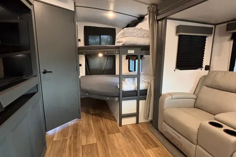Keystone Bullet with Lounge Chairs