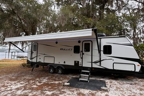 Keystone Bullet with Lounge Chairs