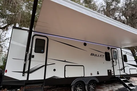 Keystone Bullet with Lounge Chairs
