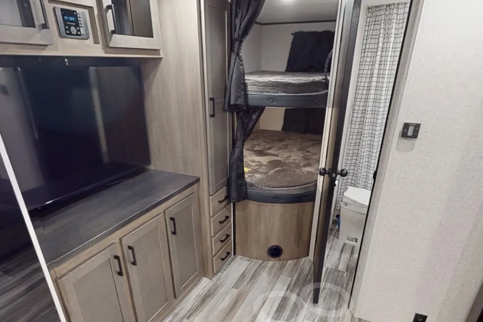 Road tripping, modern family bunkhouse!