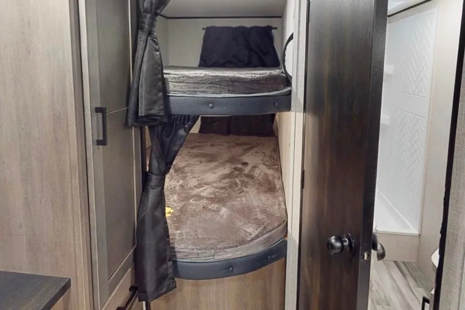 Road tripping, modern family bunkhouse!