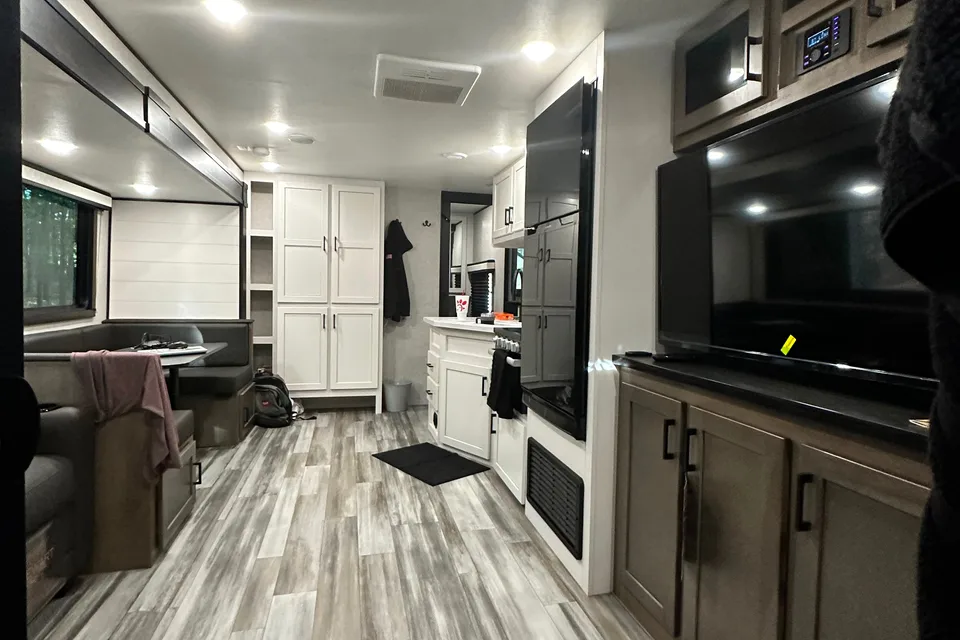 Road tripping, modern family bunkhouse!