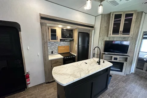 Forest River Artic Wolf 3770 Suite Fifth Wheel